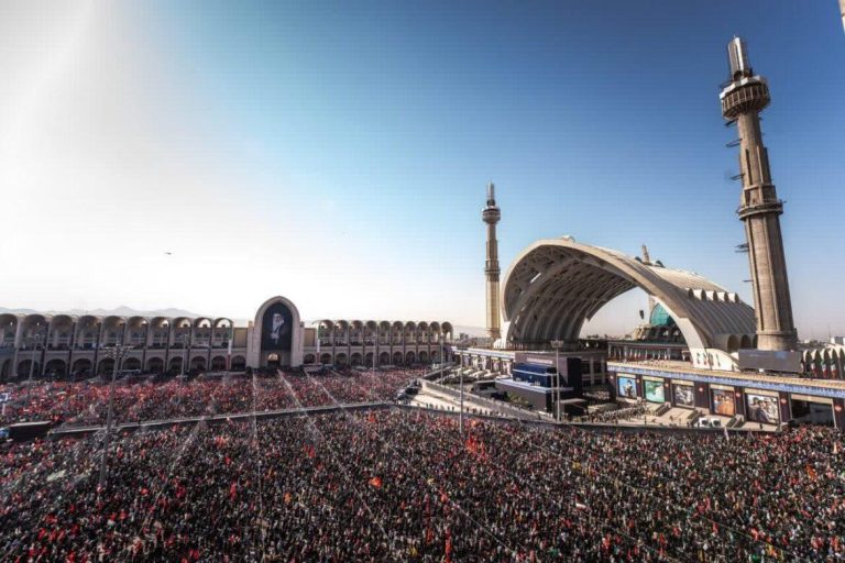 اقامه نماز بر پیکر رهبر شهید2 1